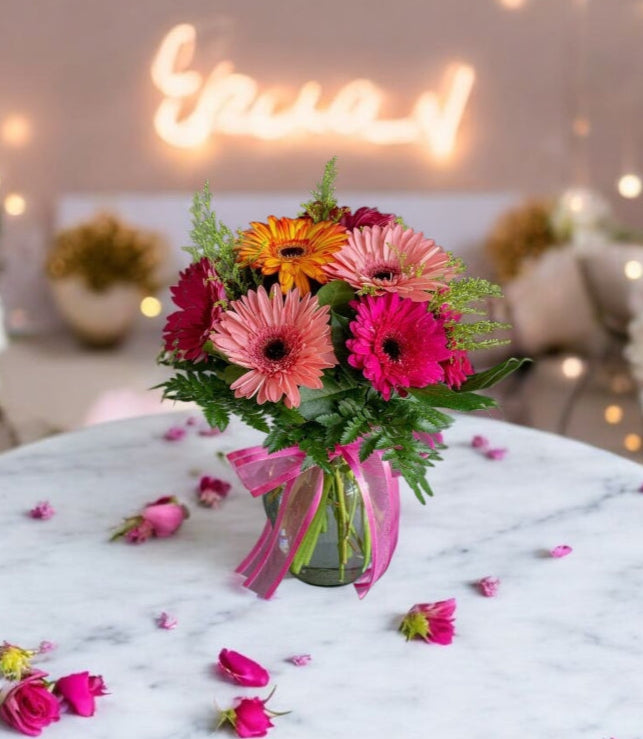 Arreglo Color Vital – 10 Gerberas con Lenteja y Leder en Base de Cristal