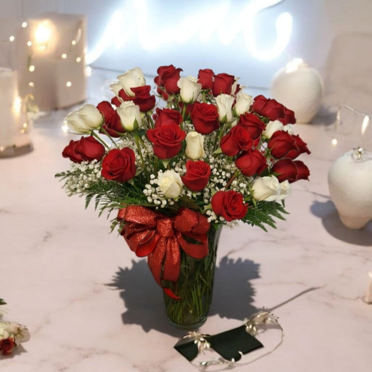 Arreglo Dual – 35 Rosas Rojas y 15 Blancas con Gipsophylia