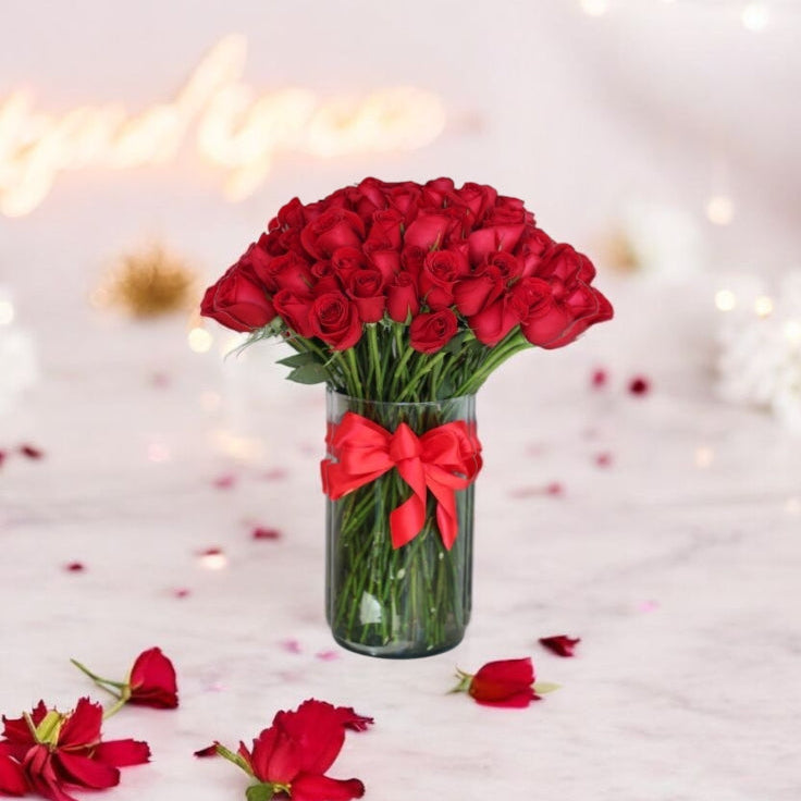 Arreglo Amor Infinito – 100 Rosas Rojas con Moño en Jarrón Circular Alto