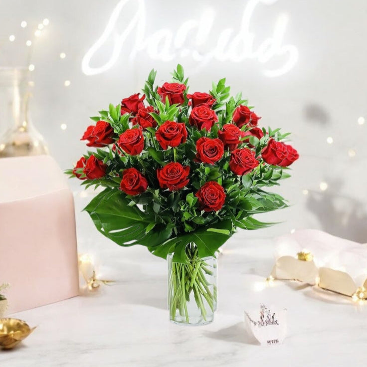 Arreglo Clásico Escarlata – 36 Rosas Rojas con Garras y Follaje