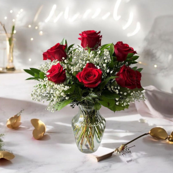 Arreglo Clásico – 8 Rosas con Gipsophylia en Jarrón