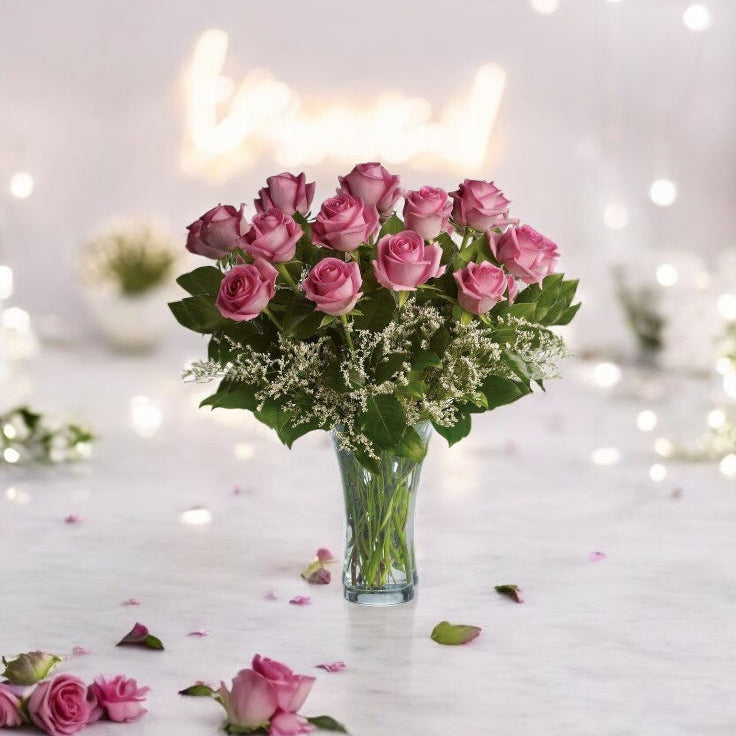 Arreglo Mística Violeta – 12 Rosas Moradas y Caspia en Jarrón