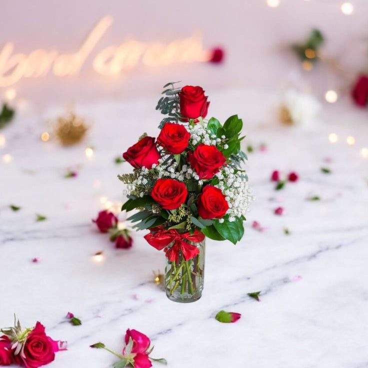 Arreglo Dulzura Floral – 6 Rosas con Gipsophylia y Clavo