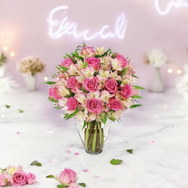 Arreglo Opulencia Floral – 18 Rosas con Astromelia en Jarrón