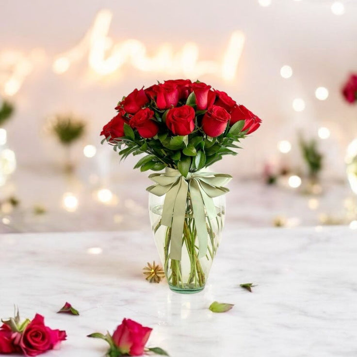 Arreglo Frescura Verde – 24 Rosas con Moño Verde en Jarrón