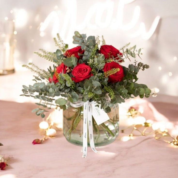 Arreglo Encanto Rosa – 6 Rosas con Gunny en Jarrón de Vidrio