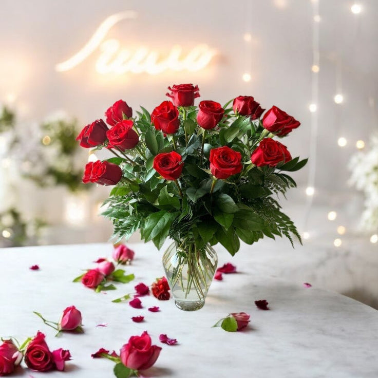 Arreglo Elegancia Carmesí – 24 Rosas Rojas con Leder en Cristal