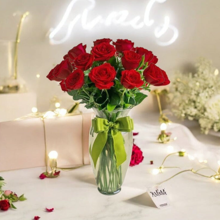 Arreglo Clásico Rojo – 12 Rosas Rojas en Jarrón