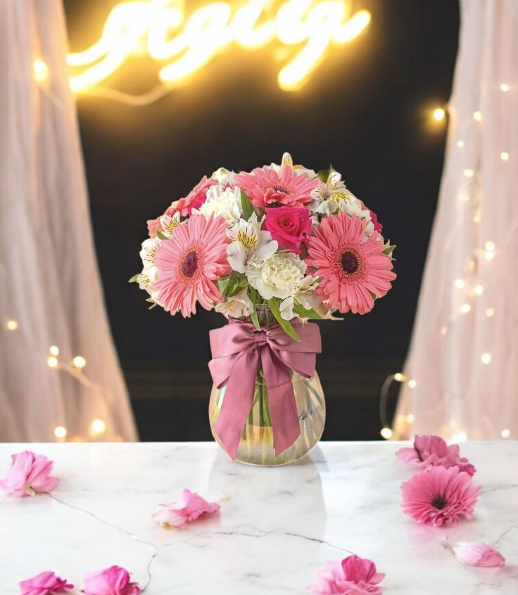 Arreglo Colorido – 7 Gerberas y Rosa Fiusha con Astromelia