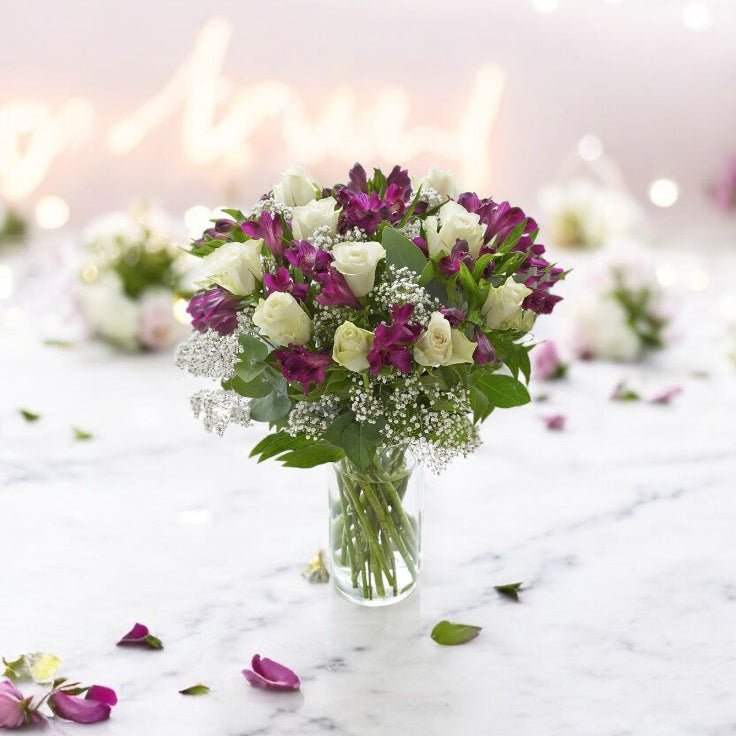 Arreglo Pureza Serena – 8 Rosas Blancas, Astromelia y Gipsophylia