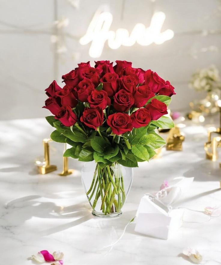 Arreglo Pasión Cristalina – 24 Rosas Rojas en Jarrón de Cristal