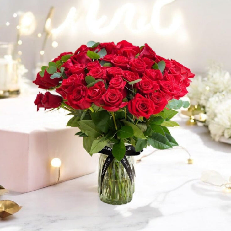 Arreglo Amor Eterno – 50 Rosas Rojas con Silver en Jarrón