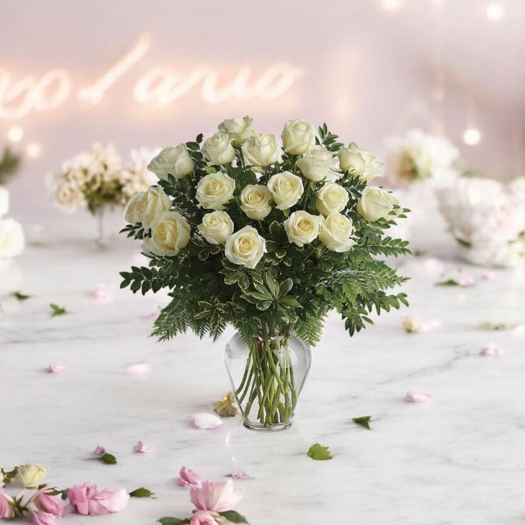 Arreglo Elegancia Blanca – 35 Rosas Blancas con Follaje en Jarrón