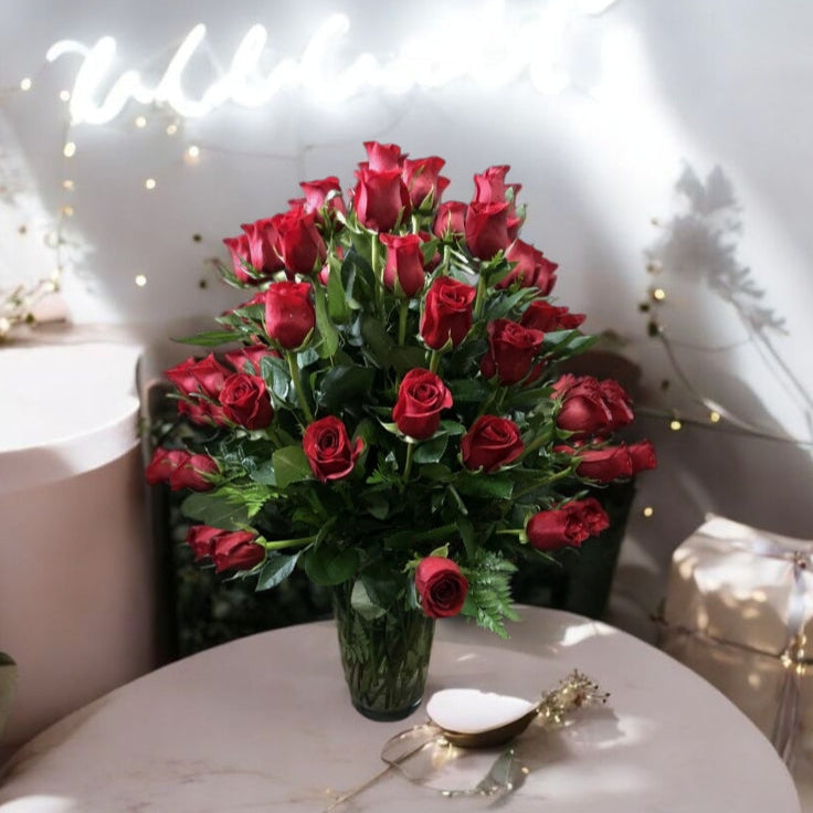 Arreglo Elegancia Pura – 60 Rosas Rojas con Leder en Jarrón