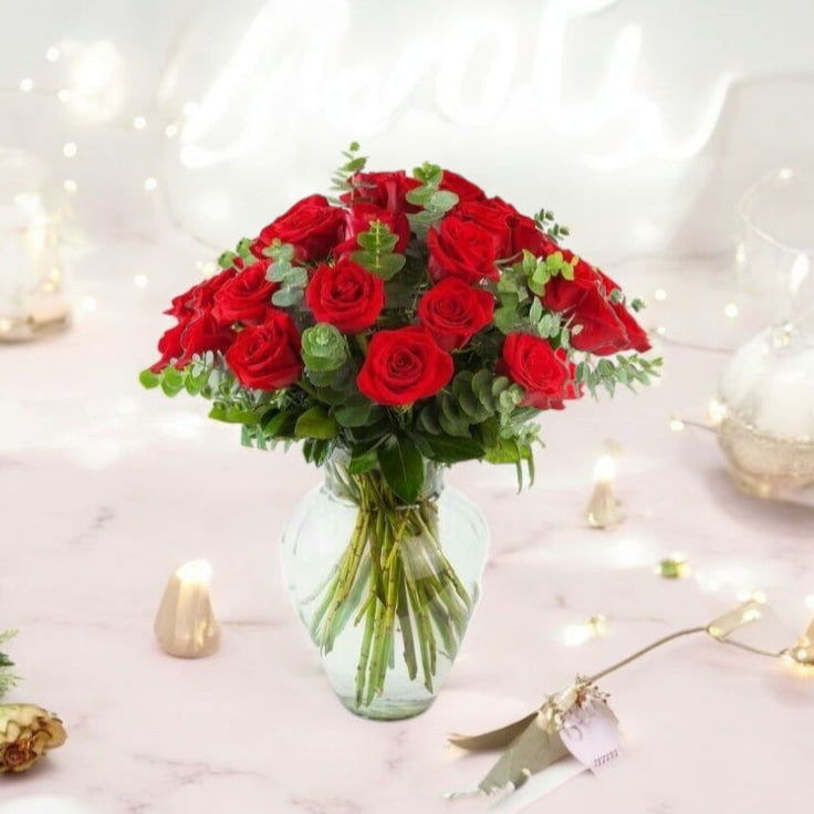 Arreglo Encanto Rosa – 24 Rosas y Mini Dollar en Jarrón