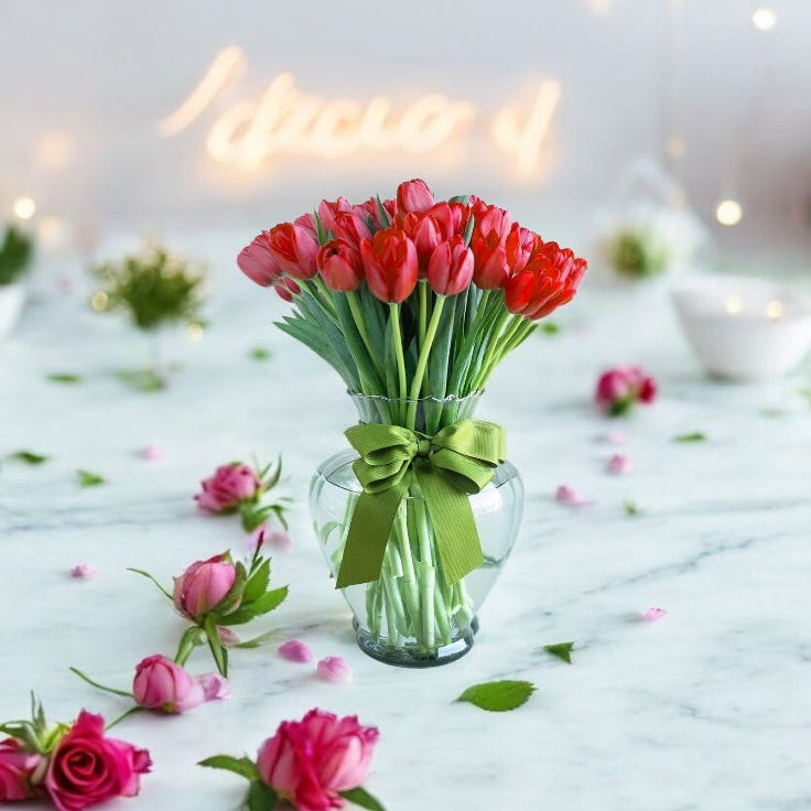 Arreglo Verde Esperanza – 40 Tulipanes con Moño en Jarrón