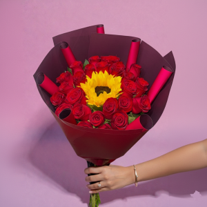 Ramo de 24 Rosas Rojas y 1 Girasol – Equilibrio Natural