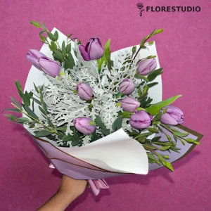 10 Tulipanes Morados con Follaje Premium y Miller Aserrado