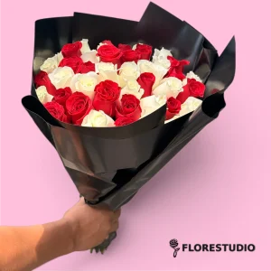 Ramo de 50 Rosas Blancas y Rojas Premium