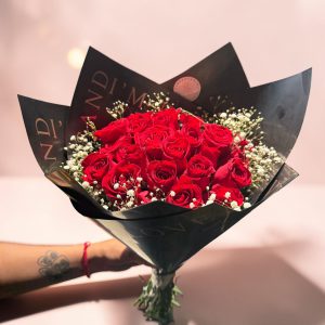 Ramo de 24 Rosas Rojas con Gypsophilia